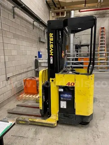 2000 Hyster Industrial Forklift - Includes Charger