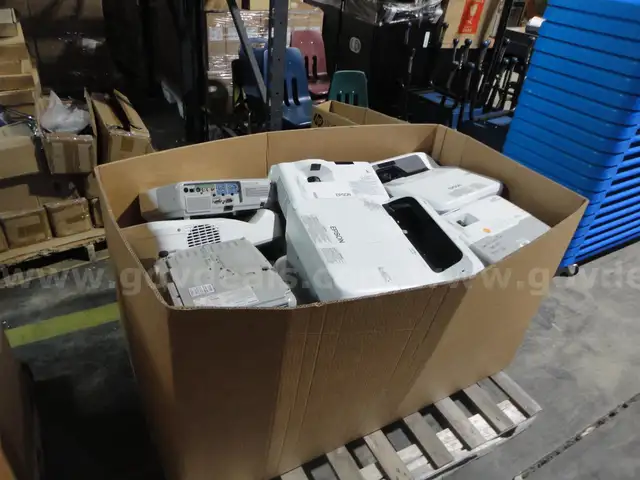 1 Lot (40) LCD Projectors - PARTS