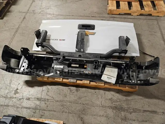2019 Chevy Colorado Tailgate Hitch and Bumper &#x2013; Like New