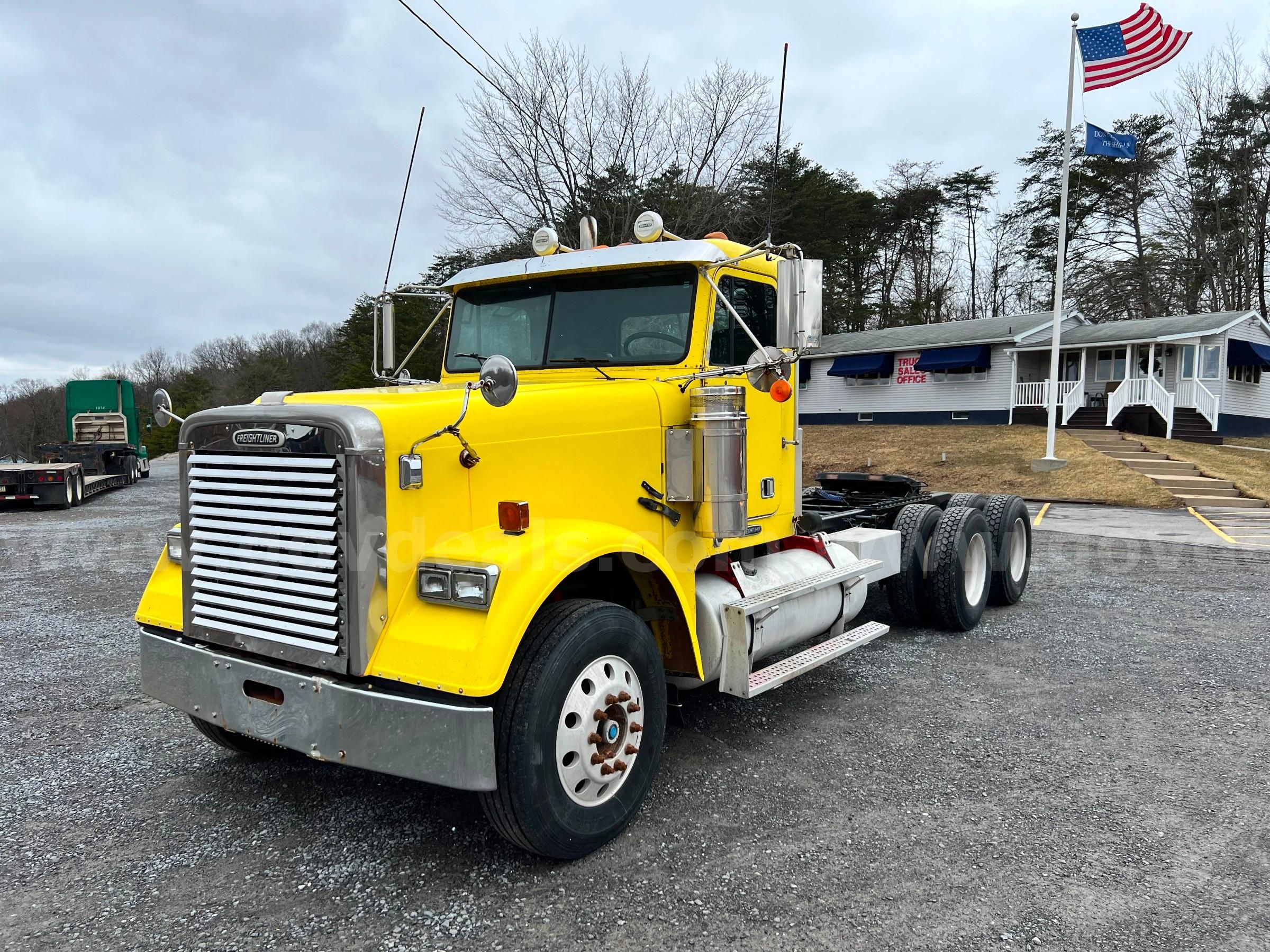 Photo of a 2000 Freightliner FLD120