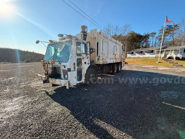 2015 MACK LE613 Trash Truck - Split Body