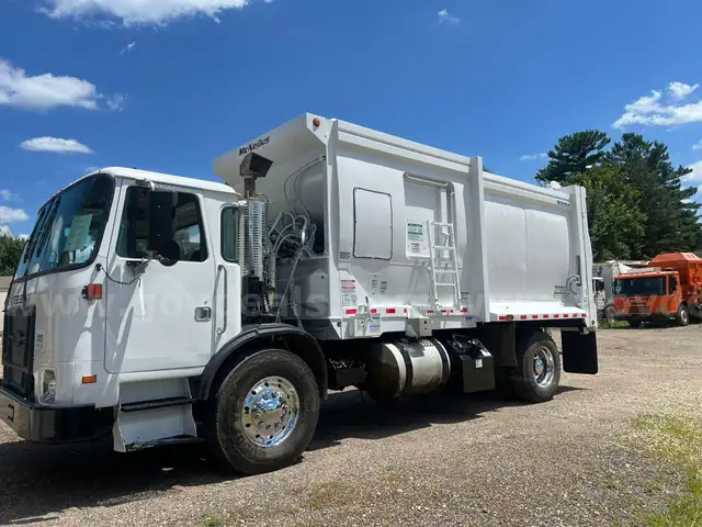 2014 Autocar ACX Xpeditor S/A w/McNeilus Sideload Garbage Truck
