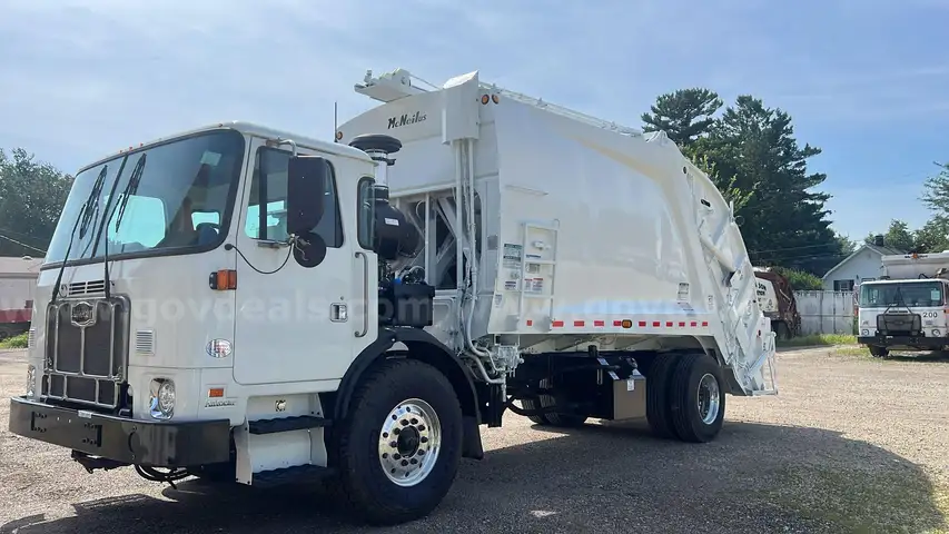 2023 Autocar ACX42  McNeilus 20 Cu Yard Rear Load Garbage Truck (NEW/UNUSED)