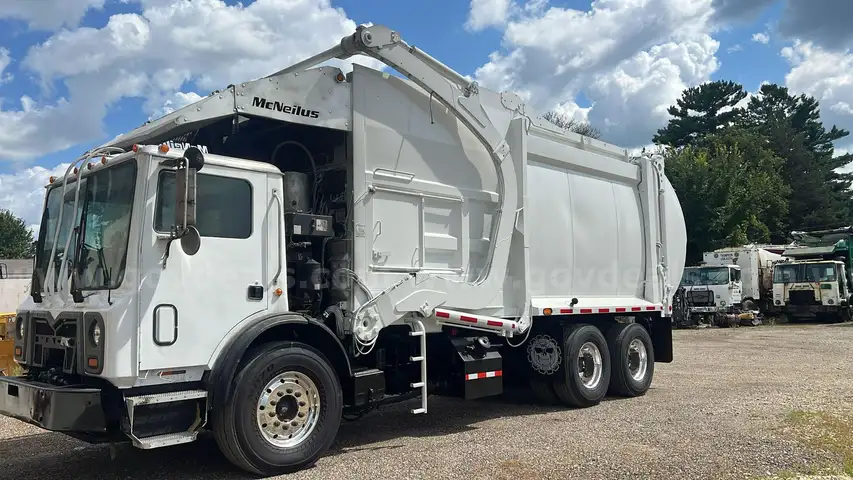 2014 Mack MRU613 McNeilus 30 Cu Yd Front Load Garbage Truck