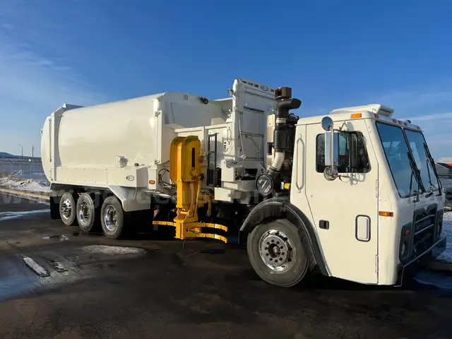 2015 Mack LEU613 37 Cu Yd Rear Loading Garbage Truck
