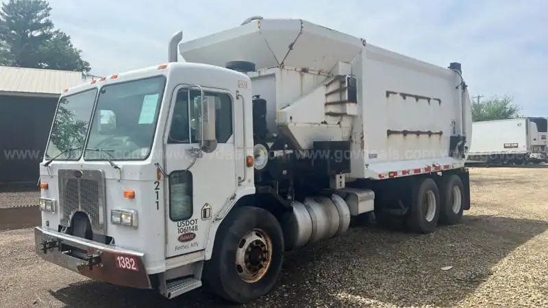 Photo of a 3007 Peterbilt 320