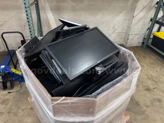 One Lot Of 37 Dell / ViewSonic Monitors 19&#x22; - 24&#x22; with Stands
