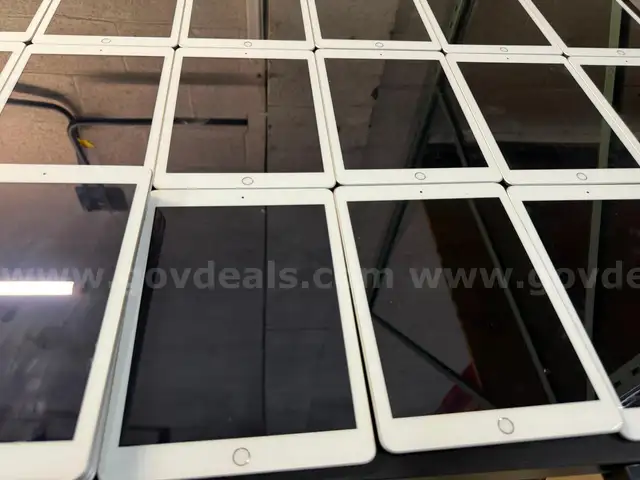 Lot of 35 Apple Ipad 5 White 32GB (unlocked)
