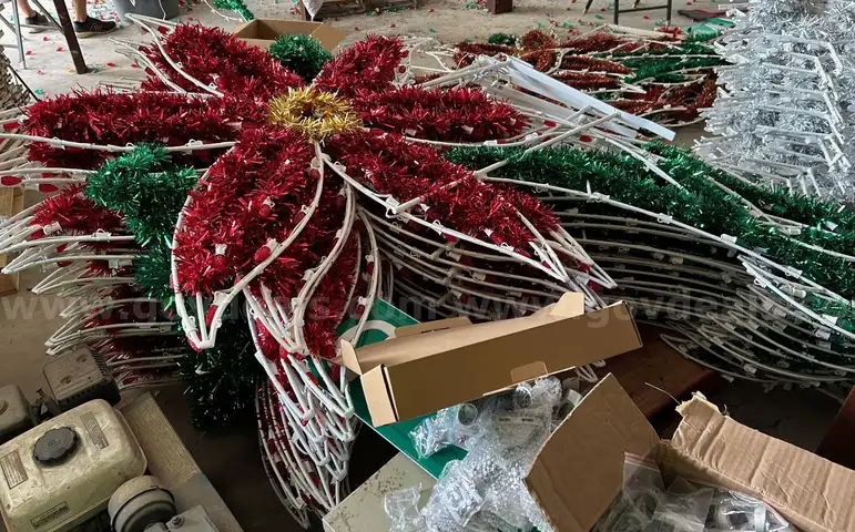 Lot of 100 Christmas Pole Decorations