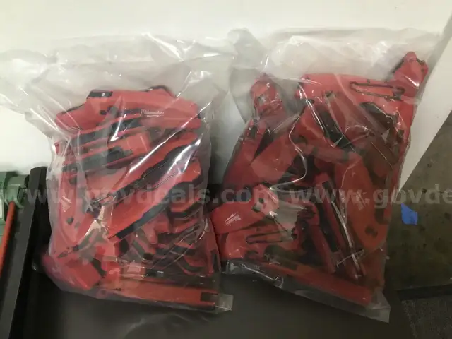 1 Lot of Milwaukee Knives (60)