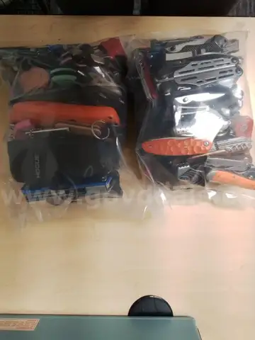 1 Lot of Multi-Tools/Knives