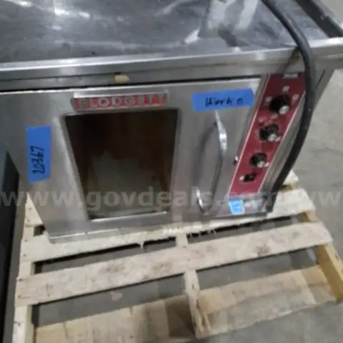 30 (L) x 25 (W) x 25 (H) silver Blodgett oven (IT DOES TURN ON)  "JM"