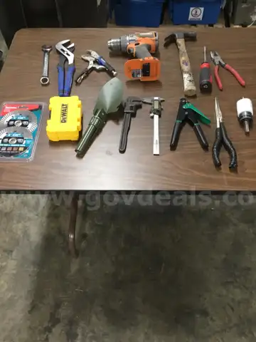 Lot of misc tools-2 Makita saw blades  “DH”