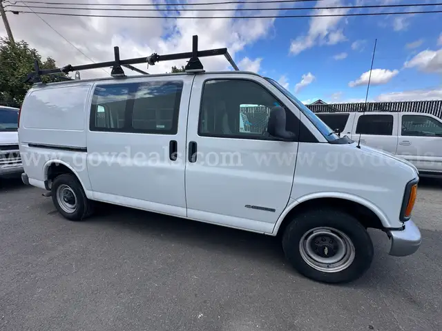 Lot of 3x 2001 Chevrolet Express Vans