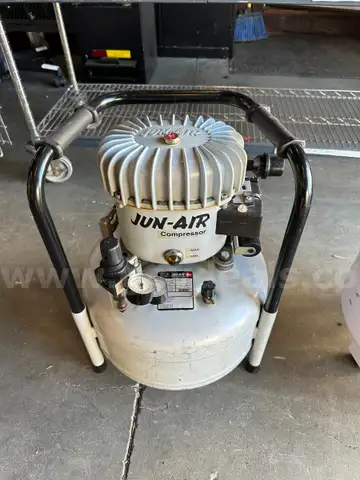 Jun-Air 6-25 Quiet Air Compressor – Low Noise, 25 L Tank, Lab/Shop Use
