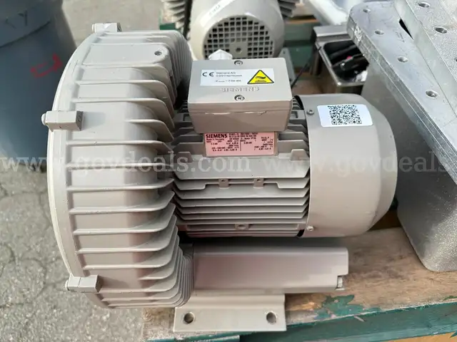 Siemens 2BH1500-1AC31 Industrial Electric Motor 2.2 kW / 2.55 kW 3-Phase IP54