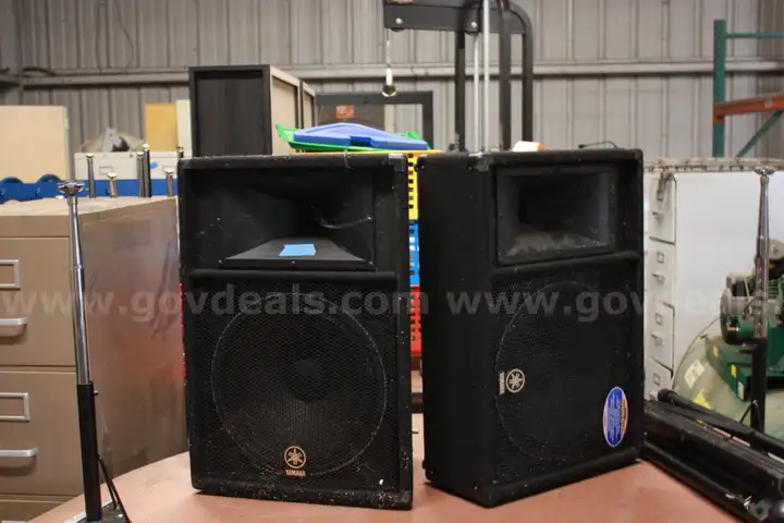 Lot of 3 Yamaha speakers