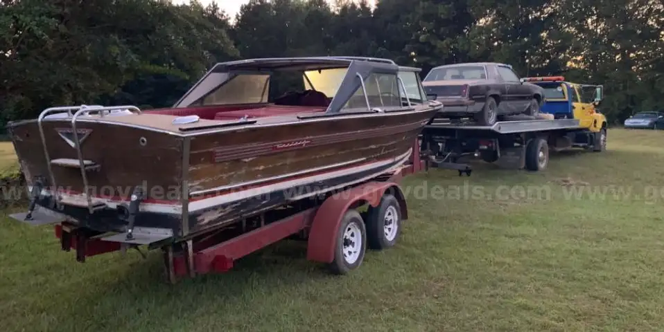 1965 CENTURY CORONADO HARDTOP WITH TANDUM AXLE ROADWORTHY TRAILER WITH BRAKES