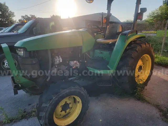 15112 E-28 2001 JOHN DEERE MODEL 4600  Tractor