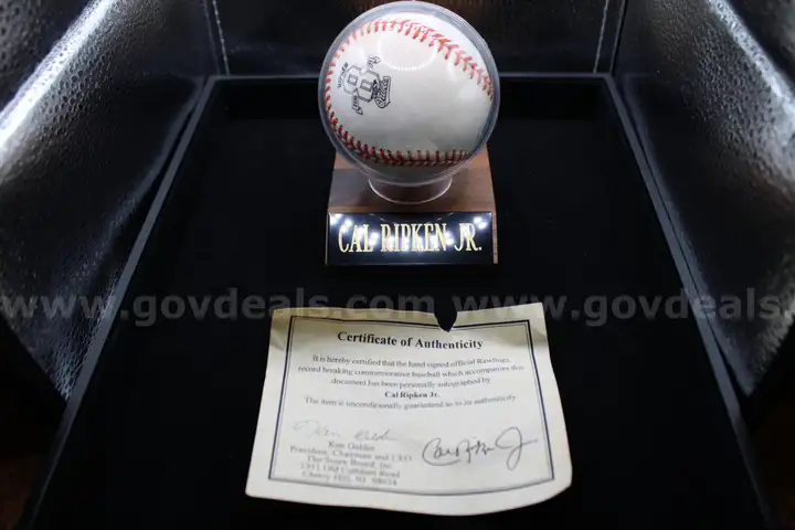 BASEBALL (1) - Cal Ripken Jr - Signed
