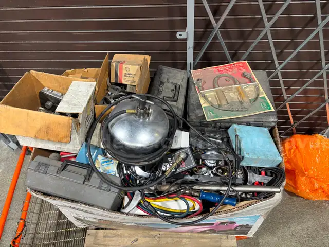 Lot of a variety of vehicle and hand tools