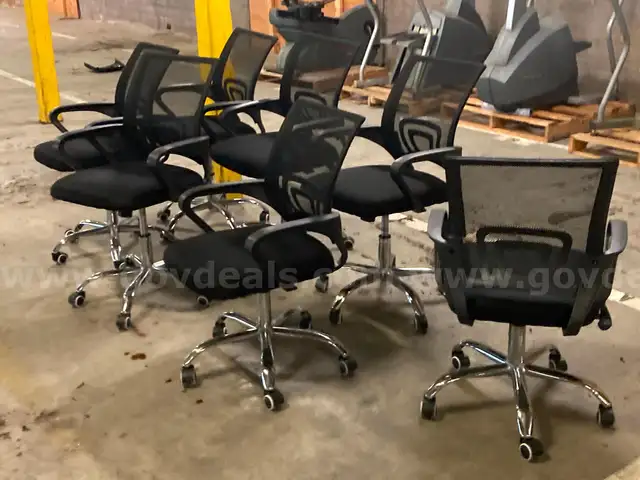 Lot of 7 rolling office chairs (1 needs repair)