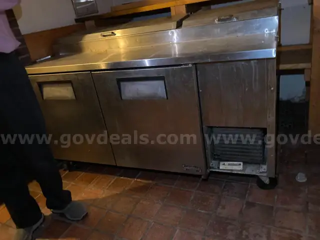 True TPP-67 Stainless steel sandwich prep fridge - on wheels