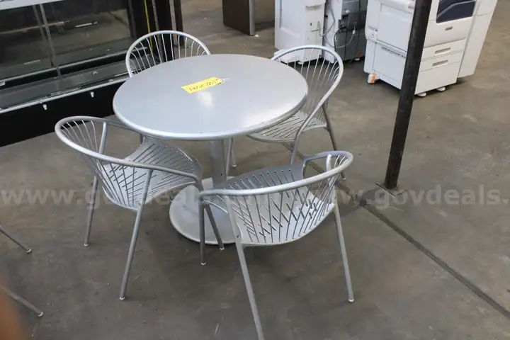 Outdoor metal table with (4) metal chairs