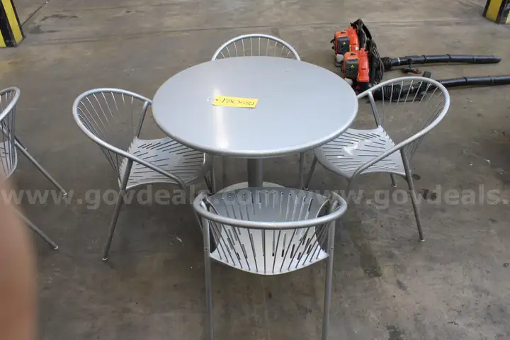 Outdoor metal table w (4) metal chairs
