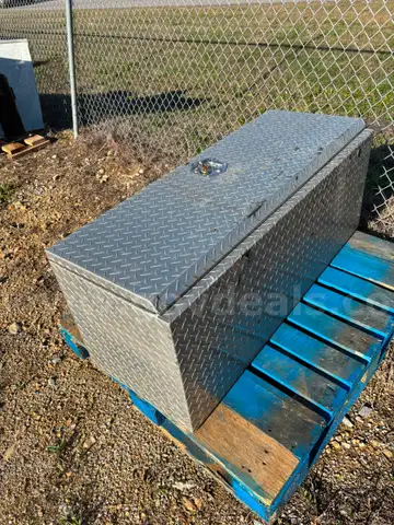 Truck tool box