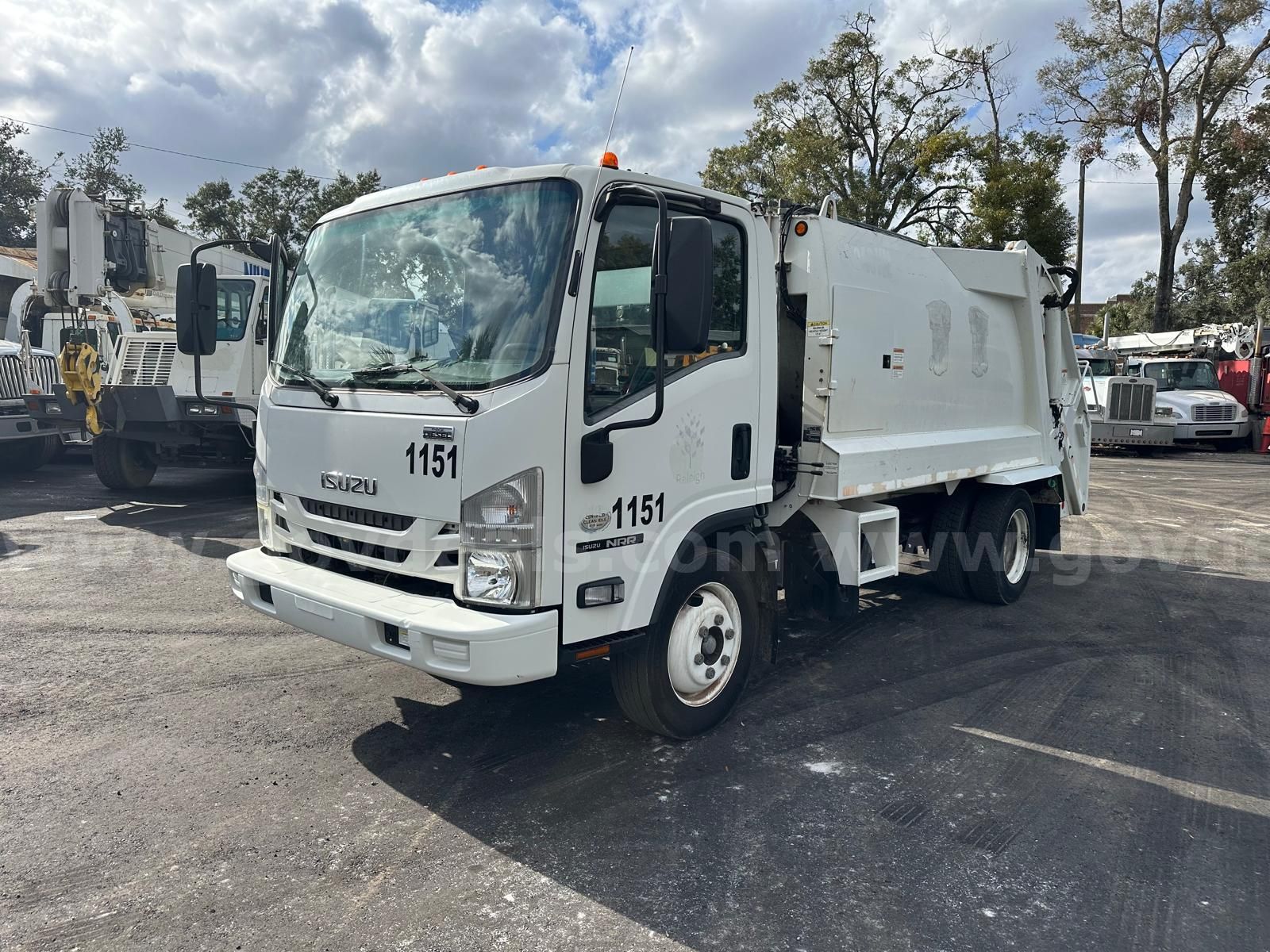 Photo of a 2016 Isuzu NRR