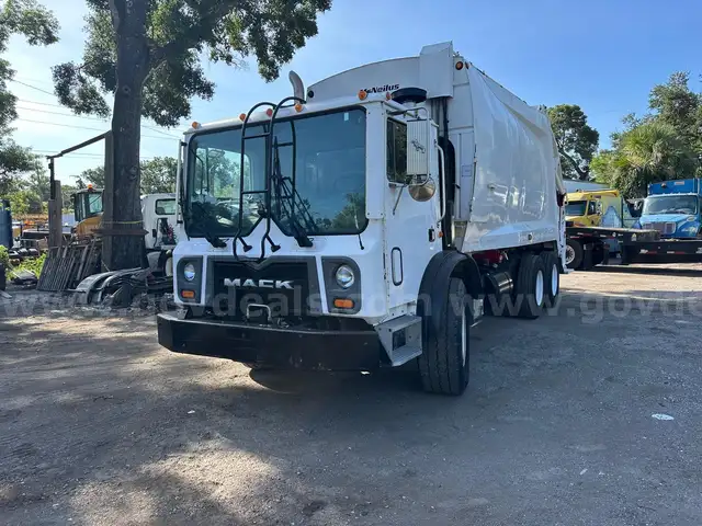 2008 Mack MRU613 McNeilus 25 Cu Yard Rear Load Garbage Truck