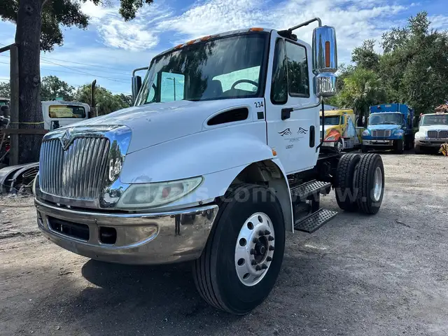 2002 International 4400 S/A Day Cab Truck Tractor