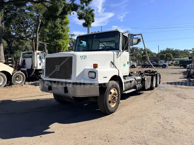 2000 Volvo WG  T/A Roll Off Truck