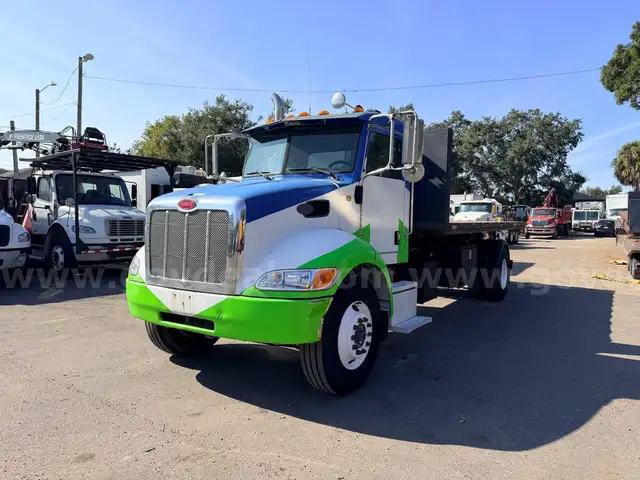 2005 Peterbilt 335 S/A Hooklift Truck