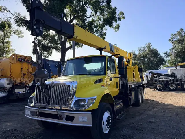 National 500E mounted on 2006 International 7500 T/A Flatbed Truck