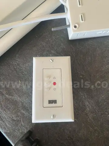 Motorized projector screen