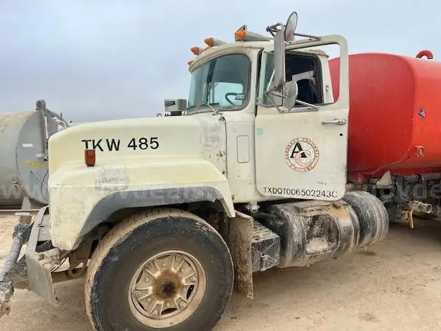 1992 Mack RD690S T/A Water Truck
