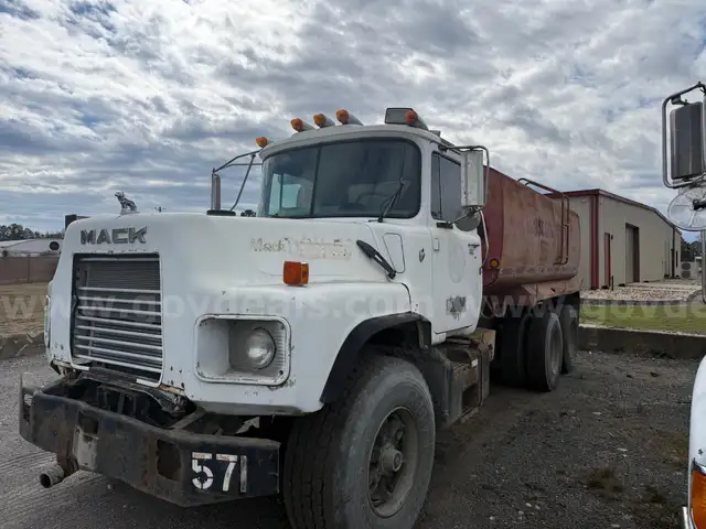 1996 Mack DM690S 4000 Gallon T/A Water Truck