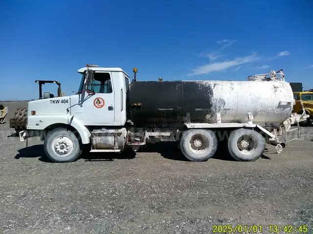 1997 Volvo WG 6x4 T/A Water/Lime Truck