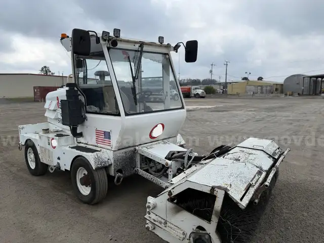 2017 Roadtec FB100E Self Propelled Pavement Broom