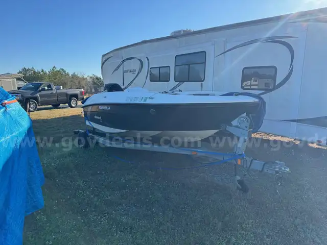 18&#x27; Bayliner Ski Boat w/ Mercury 90 HP Motor and Trailer