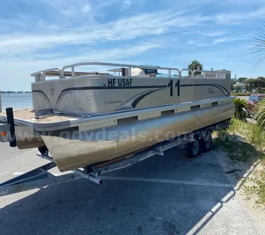 2014 22Ft. Tahoe GT 2280CR Pontoon Boat with Trailer and Yamaha 90 HP Motor