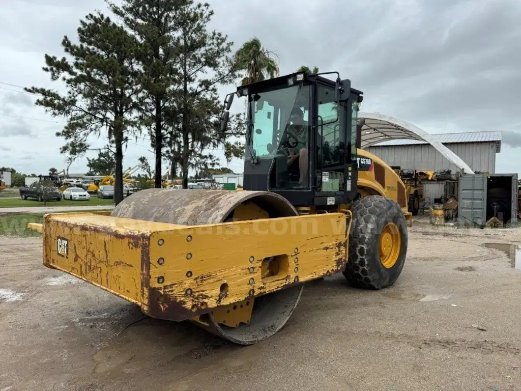Photo of a  Caterpillar CS78B
