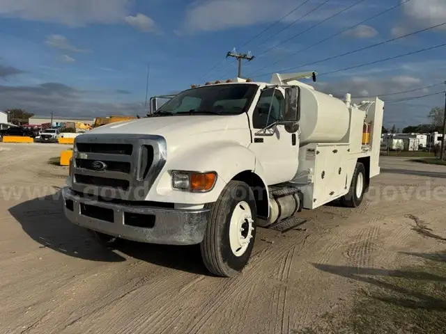 2015 Ford F-750 4x2 Fuel &#x26; Lube Truck