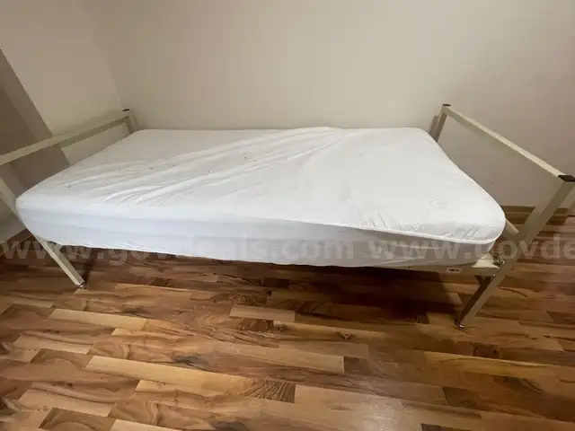 Twin mattress with metal frame