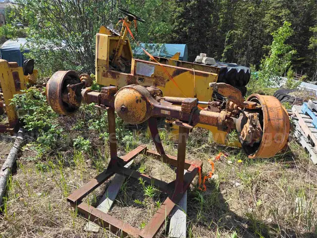 Steerable drive axle on stand
