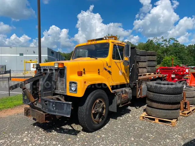 1984 International 2554 Crane Truck