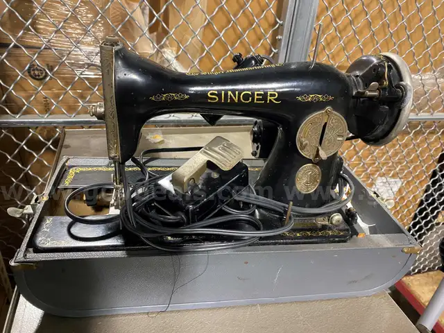 Singer Sewing Machine in Case