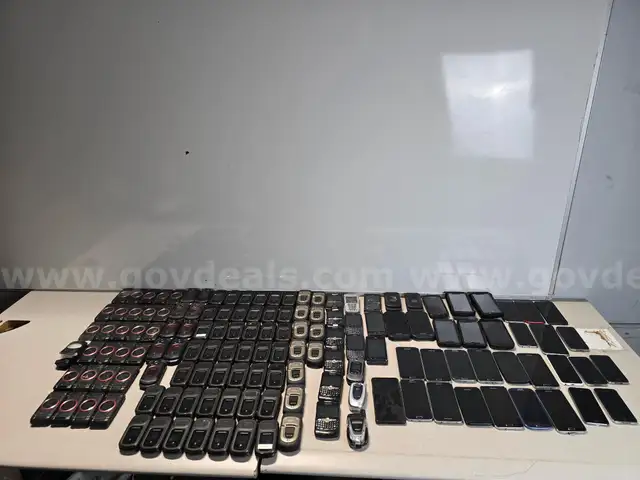 Lot of 140 Mixed Phones &#x2013; Samsung, Apple, Casio, Motorola, Kyocera, Blackberry &#x26; More &#x2013; AS-IS